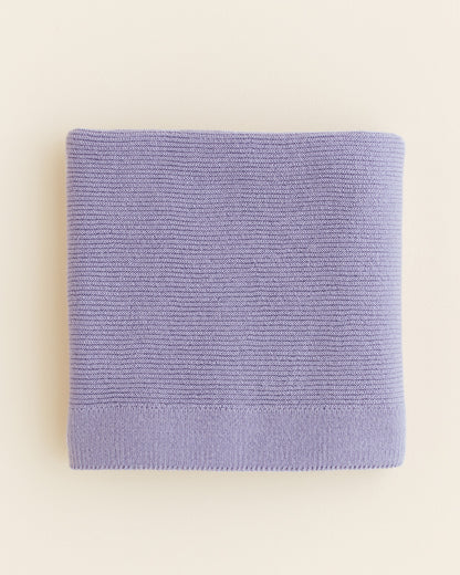 Hvid Merino Babydecke Gust in Lilac, gestrickt aus 100% Merinowolle, erhältlich im Bärechind in Winterthur, Zürich Schweiz