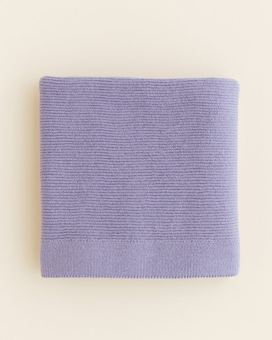 Hvid Merino Babydecke Gust in Lilac, gestrickt aus 100% Merinowolle, erhältlich im Bärechind in Winterthur, Zürich Schweiz