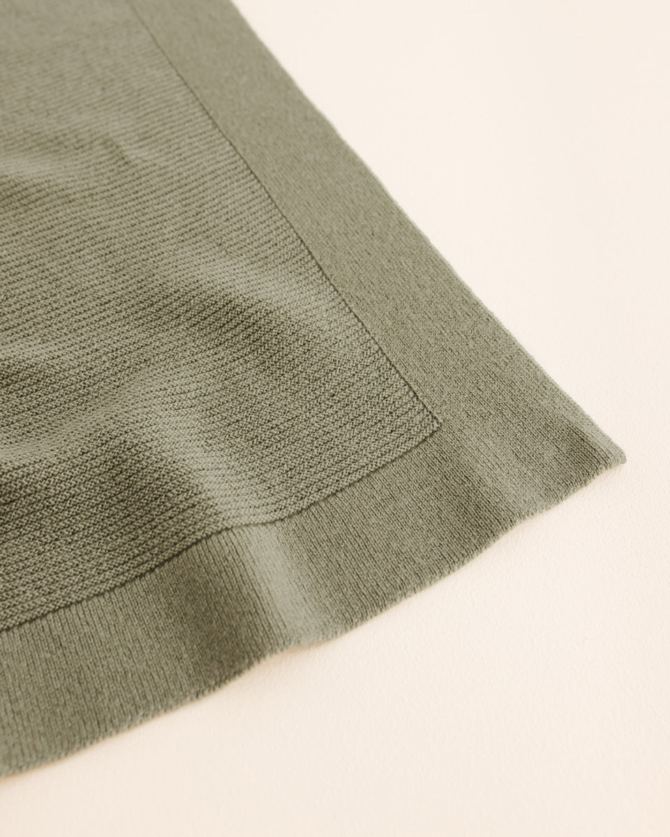 Detailaufnahme Hvid Merino Babydecke Gusto in Artichoke Grün, erhältlich im Bärechind in Winterthur, Zürich Schweiz.