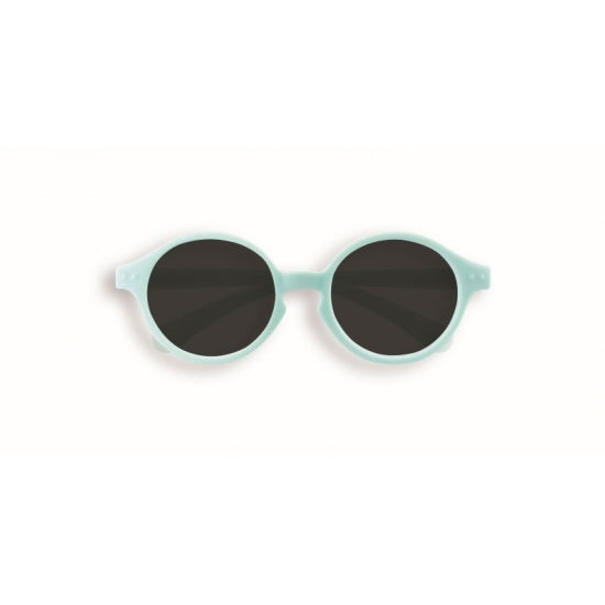 Nachhaltige IZIPIZI Kids Sonnenbrille in Aqua Green für Kinder von 3–5 Jahren mit 100 % UV-Schutz – erhältlich im Bärechind Kinderladen in Winterthur, Zürich