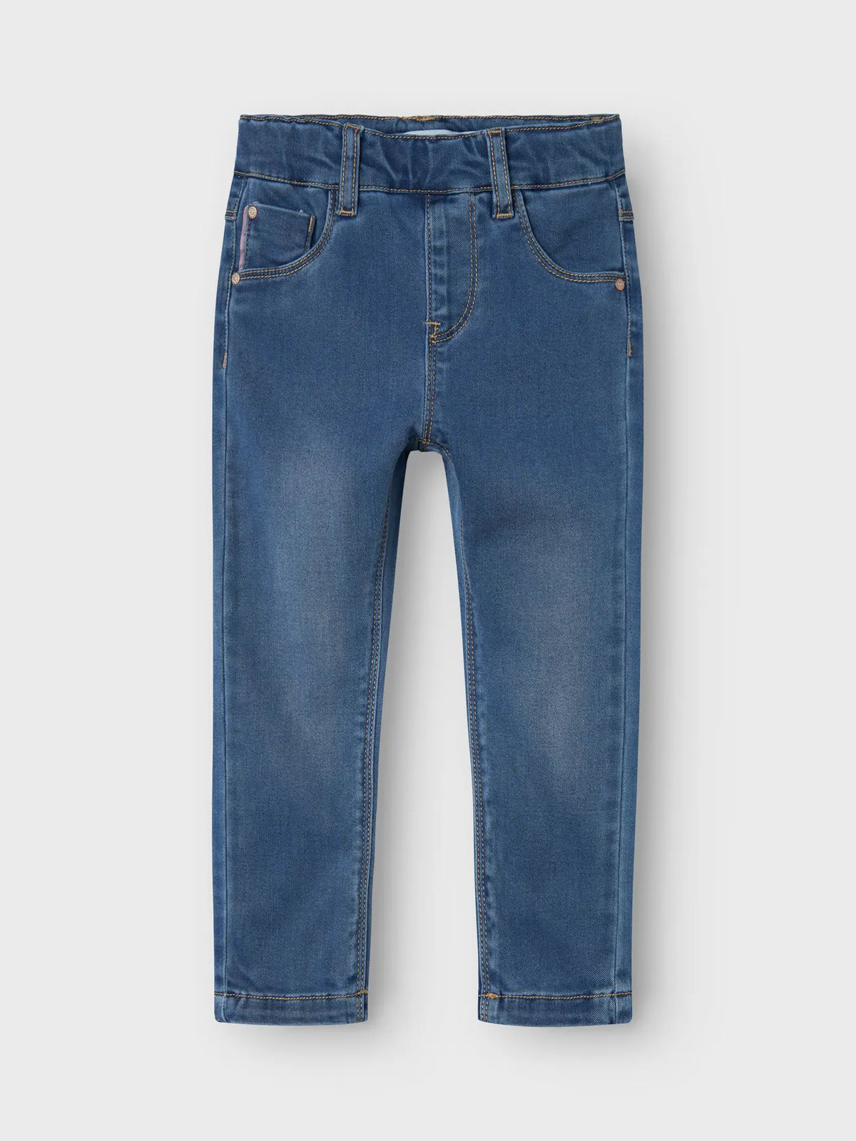 Vorderseite der NAME IT Jeanshose mit verstellbarem Bund, erhältlich bei Bärechind in Winterthur, Zürich, Schweiz.
