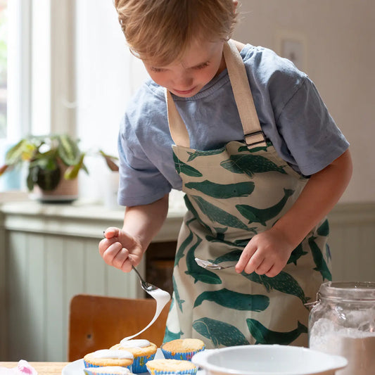 Kind mit Kinderkochschürze wal geeignet von 2 bis 6 Jahren – ideal zum Backen und Kochen