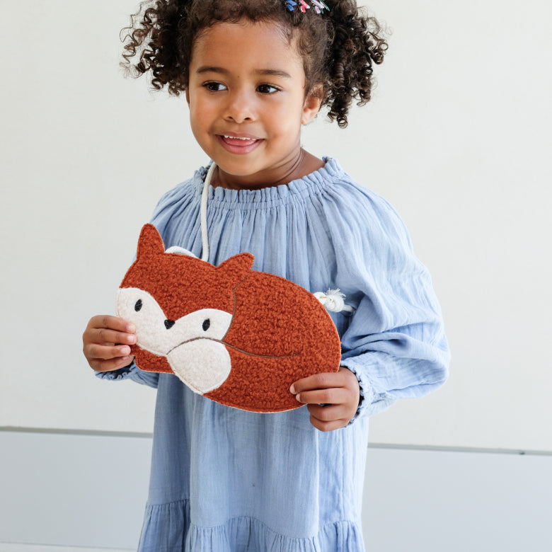 Mädchen trägt Mimi & Lula Fuchs Tasche aus Fleece – Kinderaccessoire, Bärechind Schweiz.