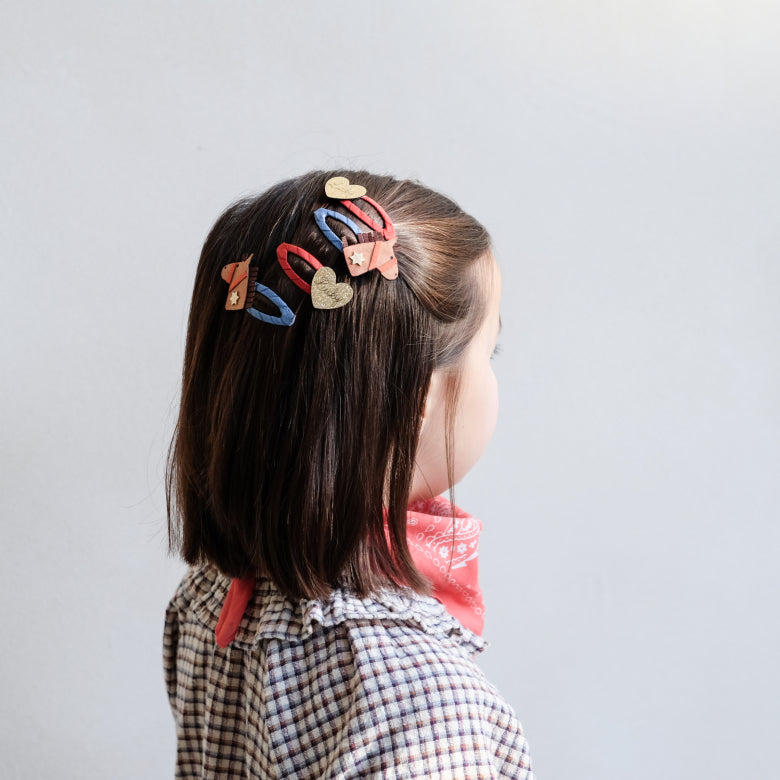 Mädchen trägt Mimi & Lula Pferdekopf Haarclips mit Glitzerherzen, erhältlich im Bärechind Schweiz.