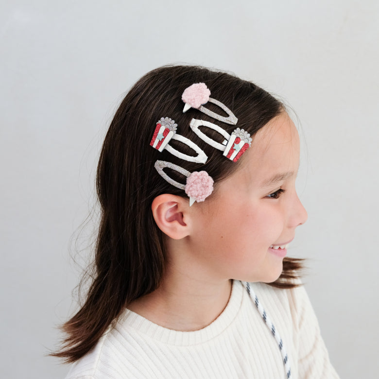 Mädchen trägt Mimi & Lula Popcorn & Zuckerwatte Haarclips – farbenfrohe Accessoires von Bärechind Schweiz.