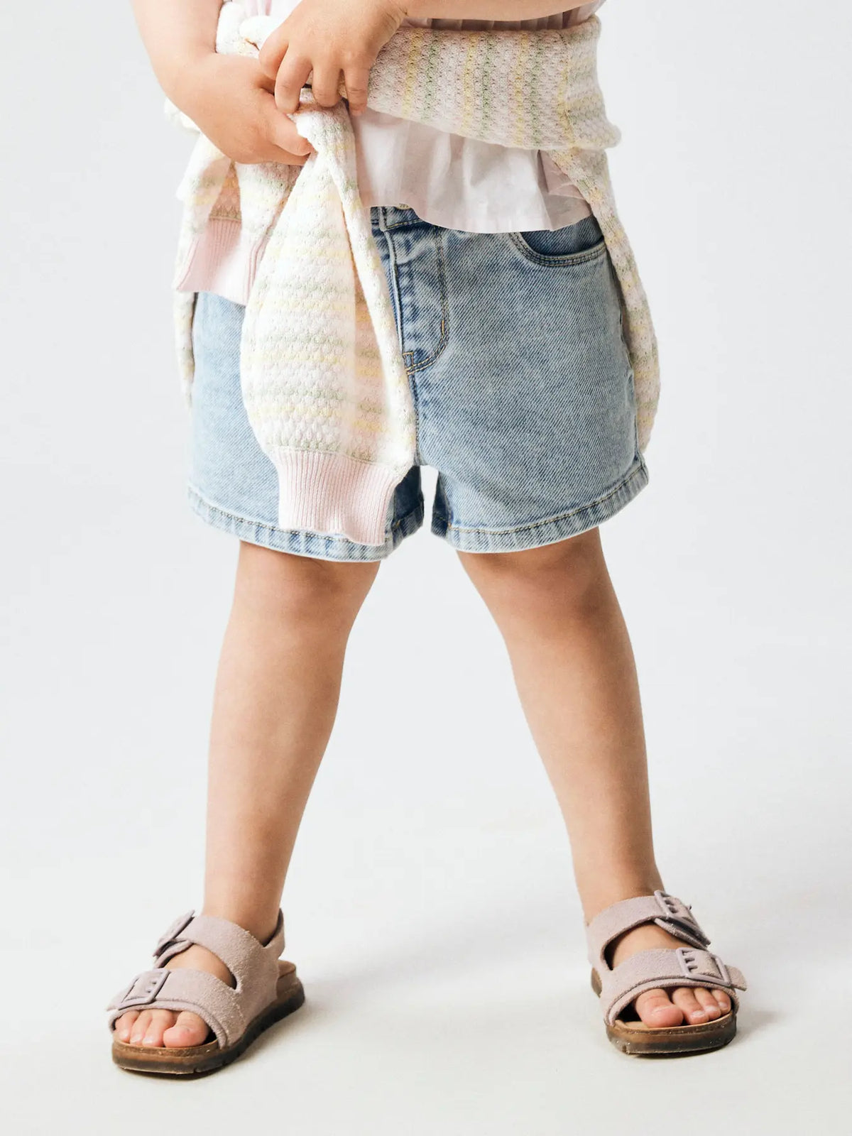 Kind trägt hellblaue Denim Shorts von NAME IT im Sommerlook, erhältlich im Bärechind Winterthur, Zürich, Schweiz.