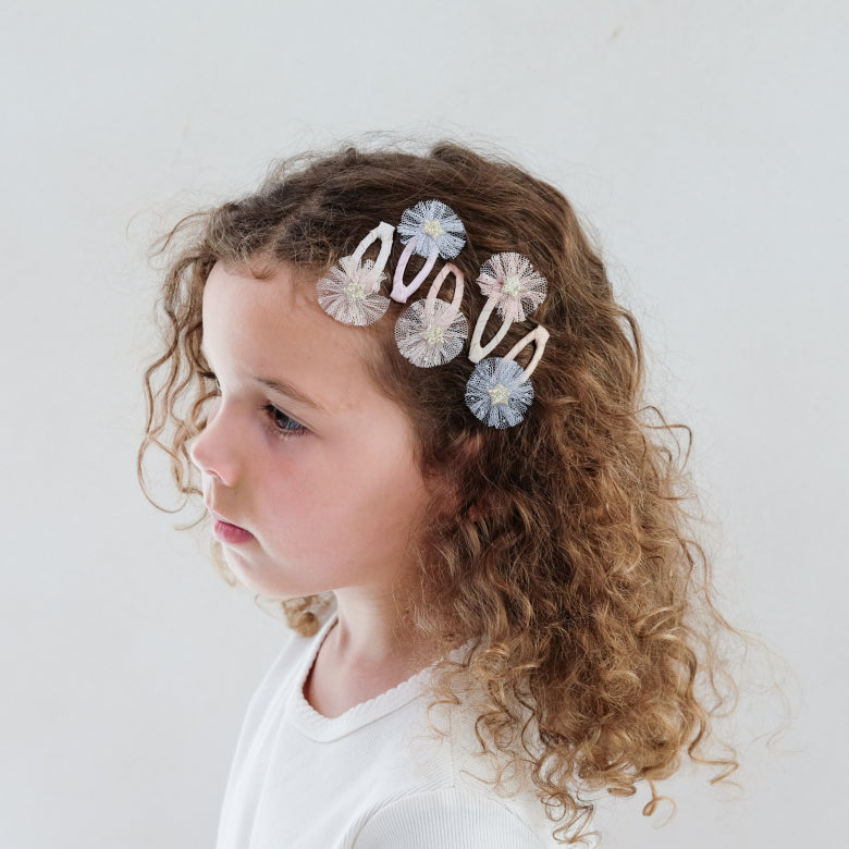 Kind trägt Mimi & Lula Mini Haarclips mit Tüllrosetten und Glitzerstern, Bärechind Winterthur, Zürich Schweiz.