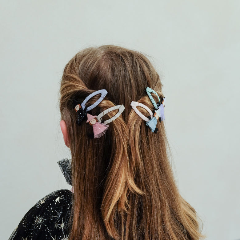 Mädchen trägt Witch Friends Haarclips im Haar, Mimi & Lula, erhältlich im Bärechind Winterthur, Zürich Schweiz.