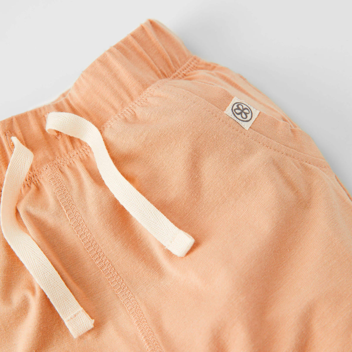 Detailansicht der Kinder Jogginghose in Apricot mit Bindeband