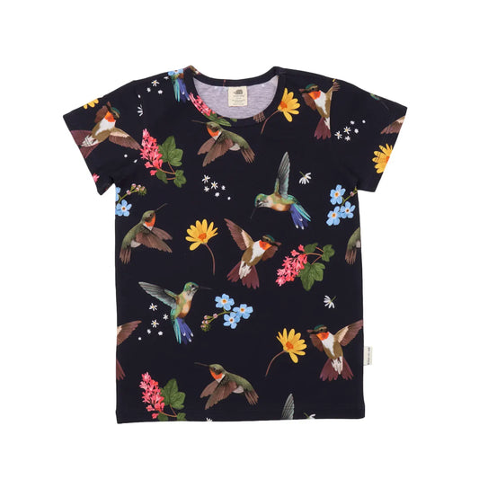 Schwarzes Kinder-T-Shirt aus Bio-Baumwolle mit Kolibri- und Blumenmotiv, nachhaltig produziert.