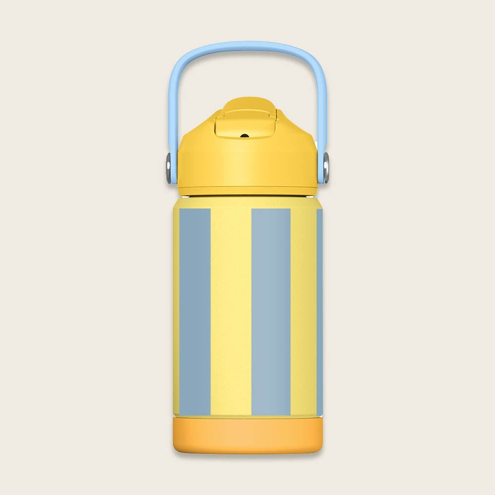 Kinder Trinkflasche mit Streifenmuster in Gelb und Hellblau von Ava&Yves im Bärechind Winterthur Zürich Schweiz.