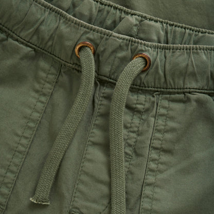 Nahaufnahme der Twill-Hose in Grün mit weichem, strapazierfähigem Stoff und praktischem Kordelzug