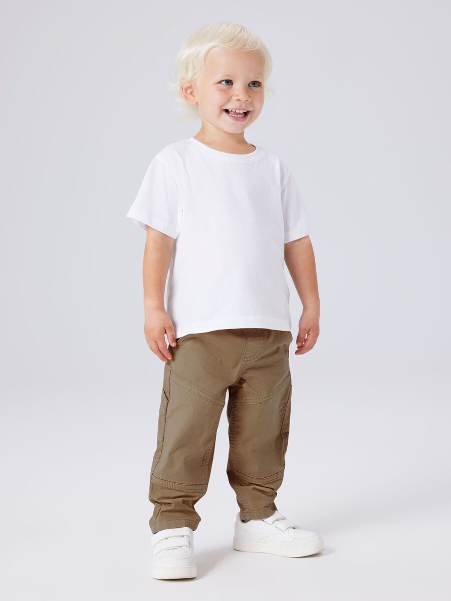 Lachendes Kind trägt Twillhose in Kelp von Name It, erhältlich bei Bärechind Winterthur Zürich Schweiz
