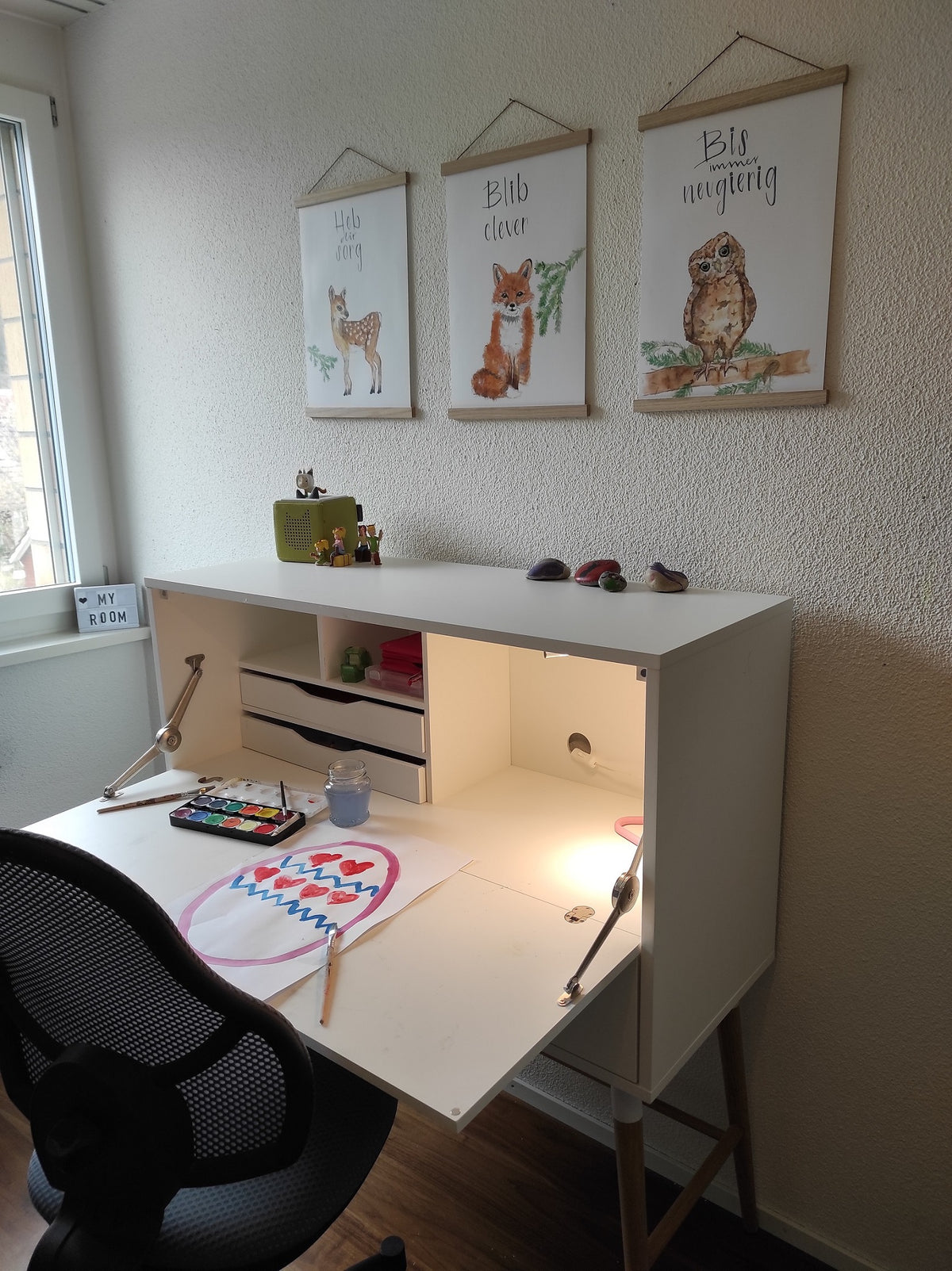 Kinderzimmer mit Waldtiere Postern A3 an der Wand, handgezeichnet und gedruckt im Bärechind in Winterthur, Zürich Schweiz.