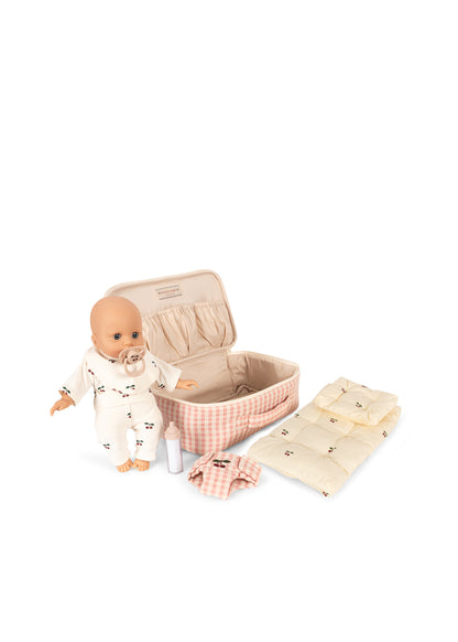 Konges Sløjd Puppenkoffer im Pink-Check-Muster, präsentiert mit einer Babypuppe