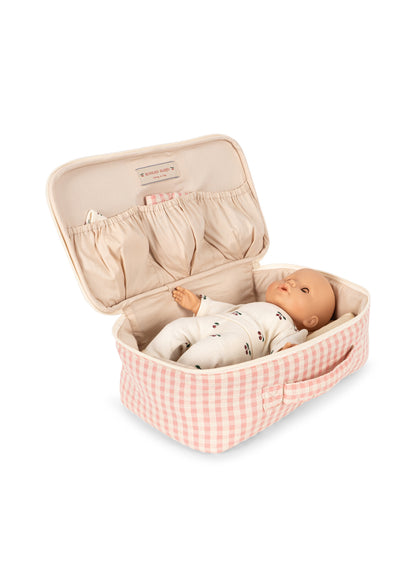 Geöffneter Puppenkoffer mit Puppe darin für die kuschelige Aufbewahrung