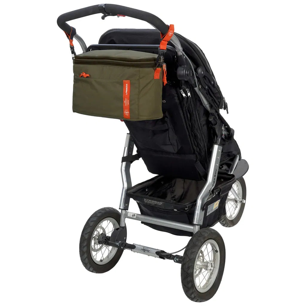 Lässig Insulated Buggy Shopper in Olive, befestigt am Kinderwagen für unterwegs.
