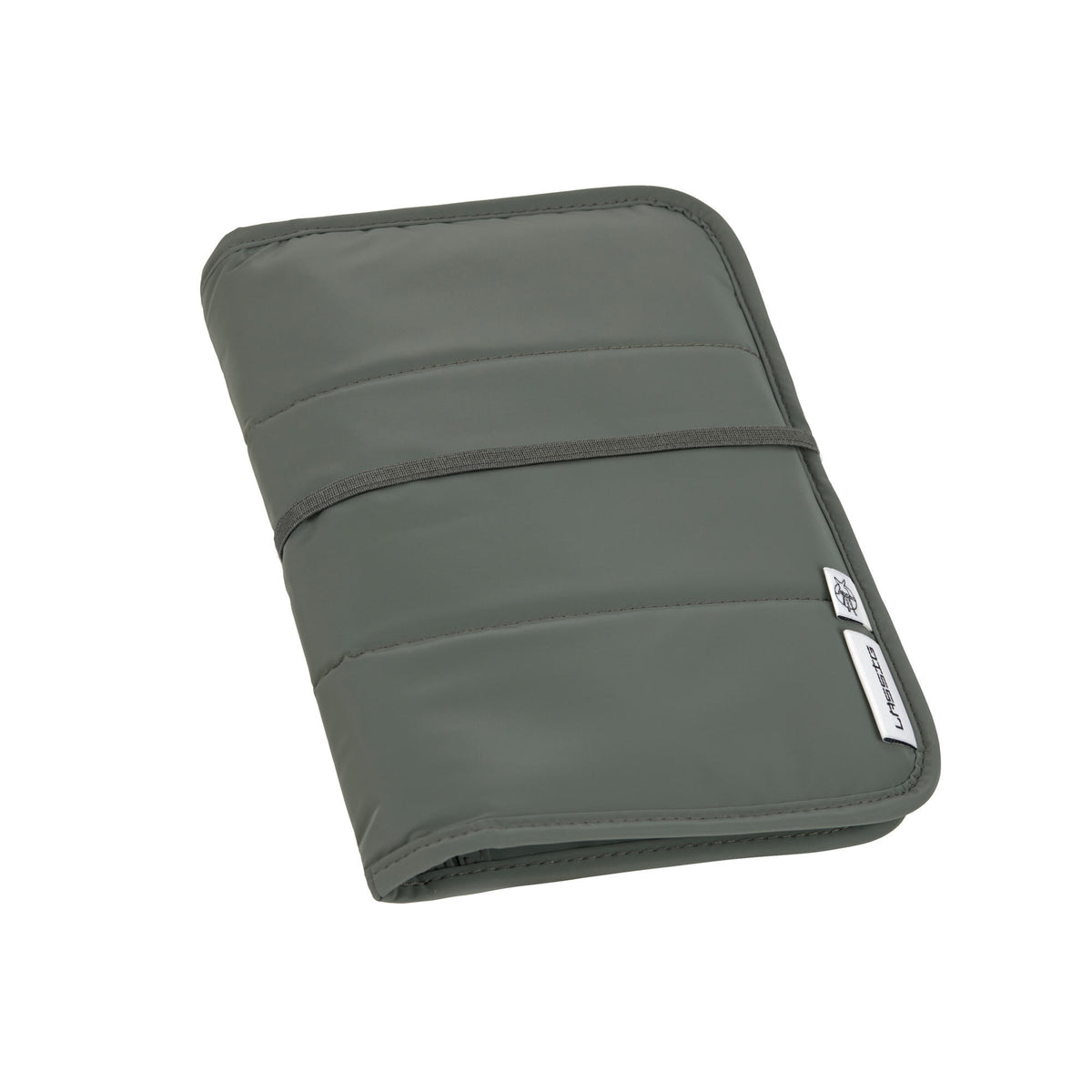 Kompakte Windeltasche in Olive von Lässig mit integriertem Wickelunterlage – ideal für unterwegs. Erhältlich in Winterthur, Zürich & online.