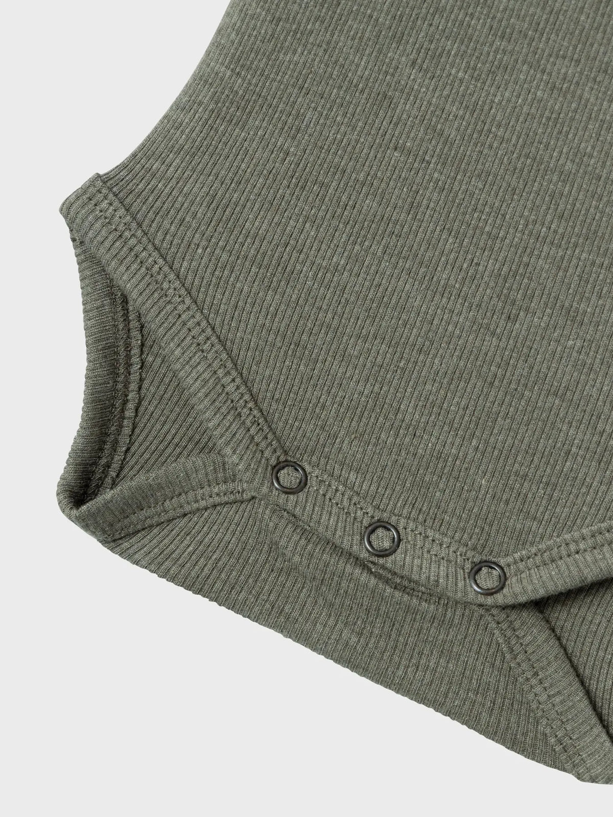 Nahaufnahme der Druckknöpfe am Body in Dusty Olive von name it – praktische Öffnung für Wickeln