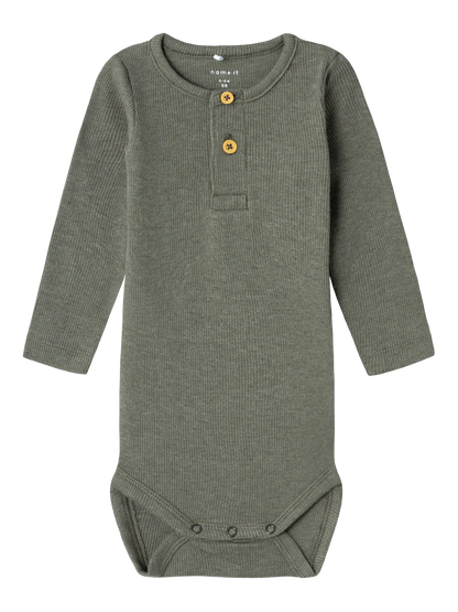 Langarm Babybody in Dusty Olive von name it – frontal fotografiert mit Holzknöpfen, erhältlich im Bärechind