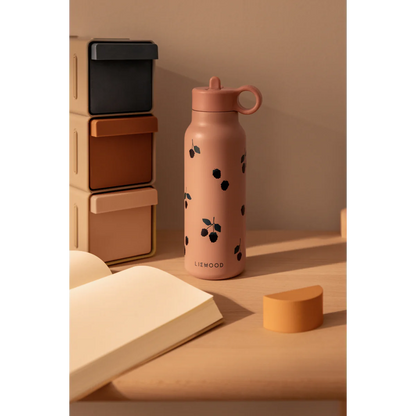  Liewood Falk Kindertrinkflasche Pale Tuscany in warmer Wohnumgebung auf Holzregal platziert