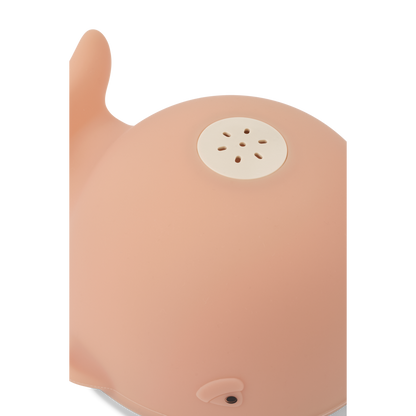Liewood Galen Bath Sprinkler Whale in Pale Tuscany mit Wasserspritzfunktion