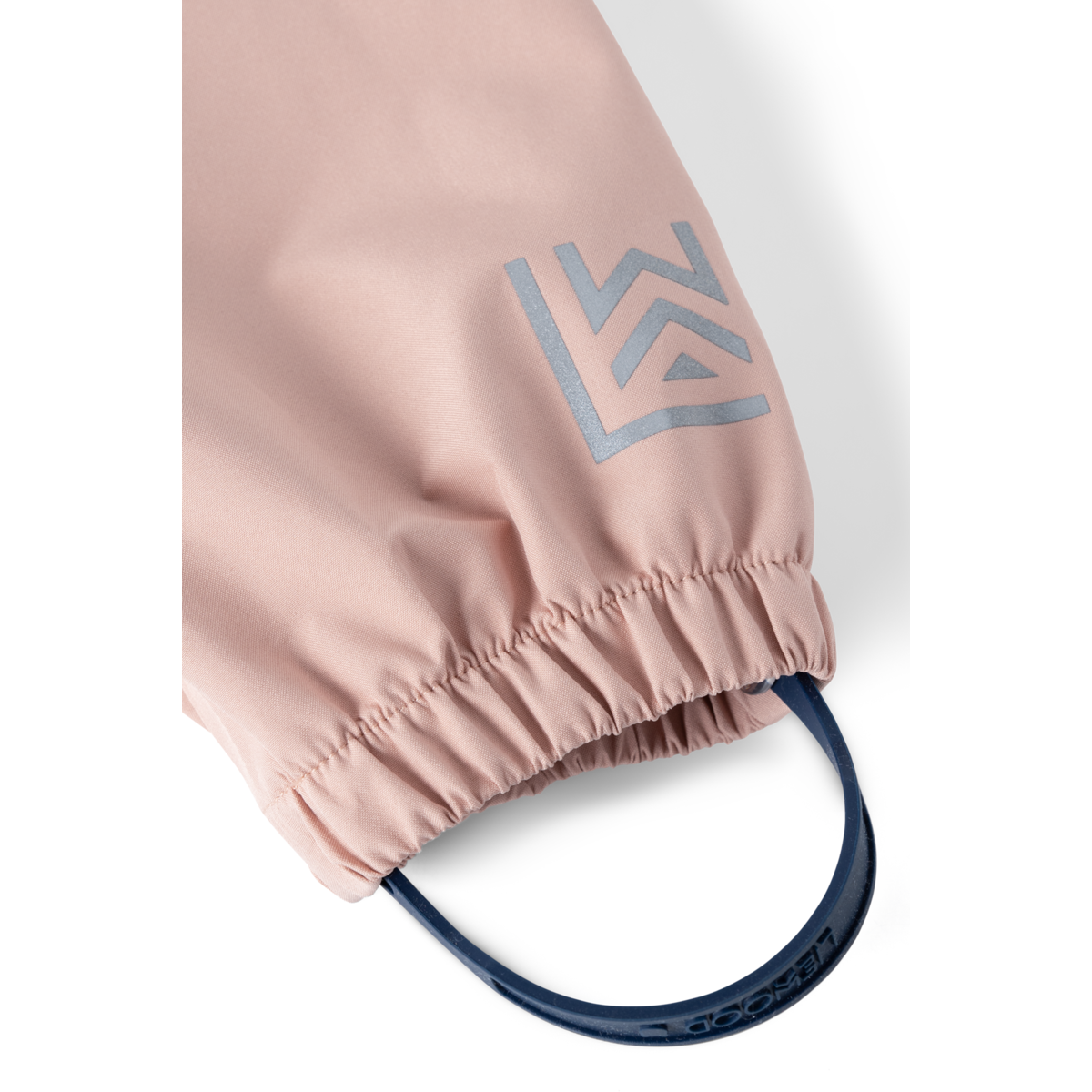 Detail am Bein der Liewood Manu Regenhose mit elastischem Abschluss, Bärechind Winterthur, Zürich, Schweiz.