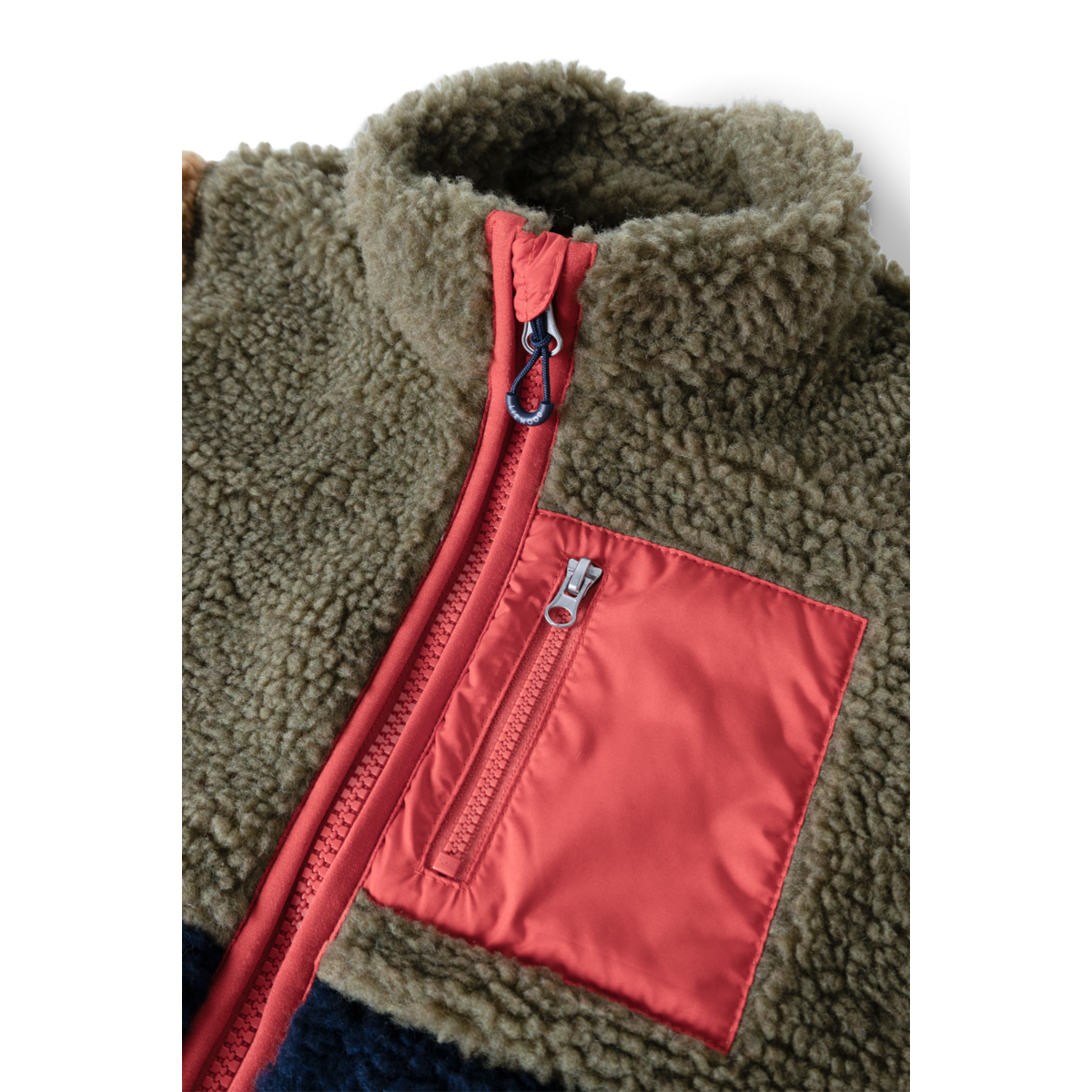 Liewood Nolan Teddyjacke mit rotem YKK Reissverschluss und kontrastierender Brusttasche im Bärechind
