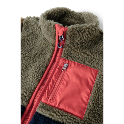 Liewood Nolan Teddyjacke mit rotem YKK Reissverschluss und kontrastierender Brusttasche im Bärechind