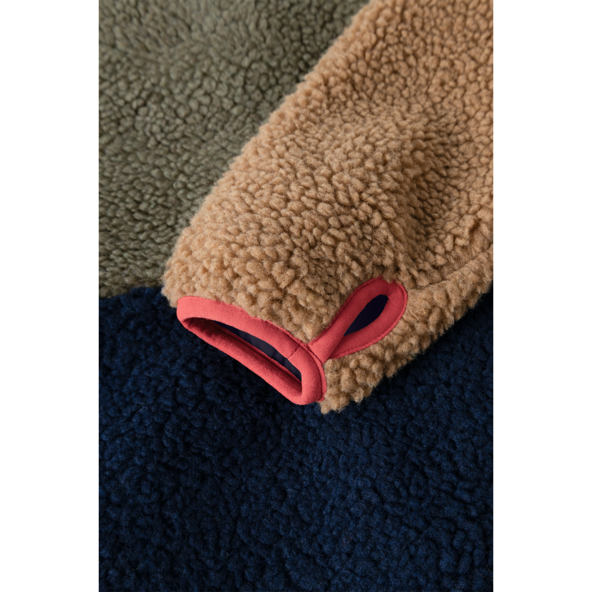 Ärmel der Liewood Nolan Teddyjacke mit elastischem Abschluss und praktischer Daumenöffnung