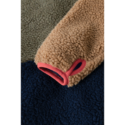 Ärmel der Liewood Nolan Teddyjacke mit elastischem Abschluss und praktischer Daumenöffnung