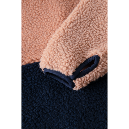 Ärmelabschluss der Liewood Nolan Teddyjacke mit praktischer Daumenöffnung