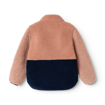 Rückseite der Liewood Nolan Teddyjacke aus recyceltem Sherpa Fleece in Rosa und Dunkelblau