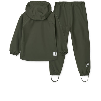 Rückansicht des Liewood Pedia Regen-Sets in Hunter green mit reflektierendem Logo bei Bärechind Winterthur, Zürich, Schweiz.
