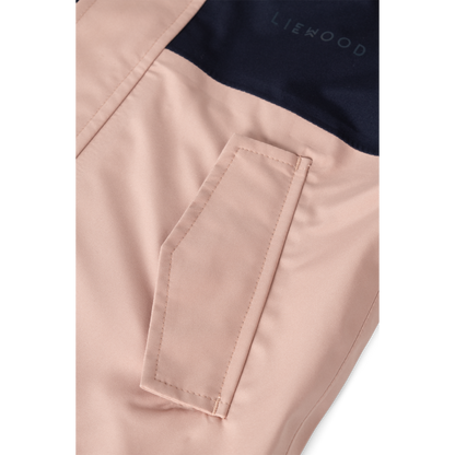 Detail der Tasche und des wasserdichten Materials der Liewood Pedia Regenjacke