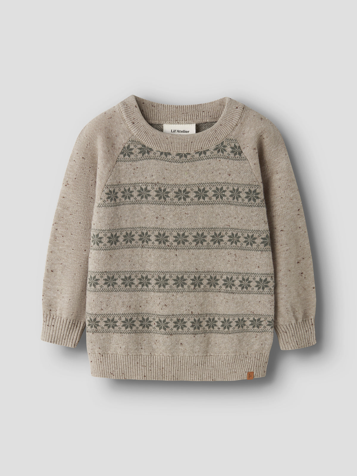 Weihnachtspullover von Lil'Atelier mit Schneeflockenmuster in Oxford Tan, Vorderansicht