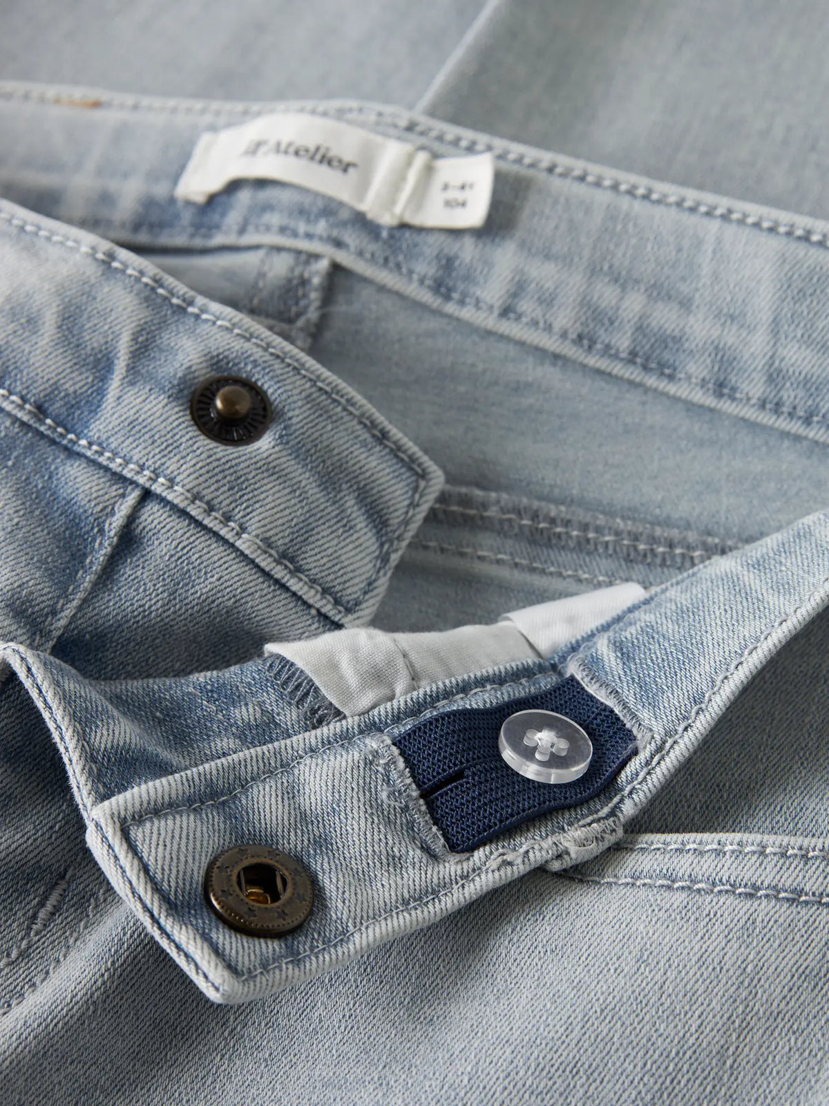 Detail Knopf Kinder Jeans Denim von Lil' Atelier im Bärechind Kinderladen Bärechind Winterthur Zürich Schweiz