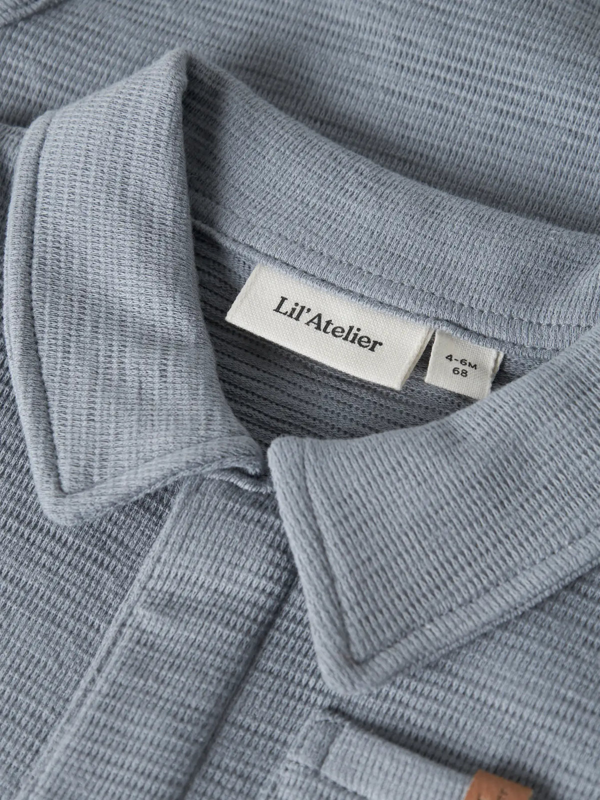 Detail Polokragen Baby Body aus Baumwolle von Lil' Atelier im Bärechind Kinderladen Bärechind Winterthur Zürich Schweiz