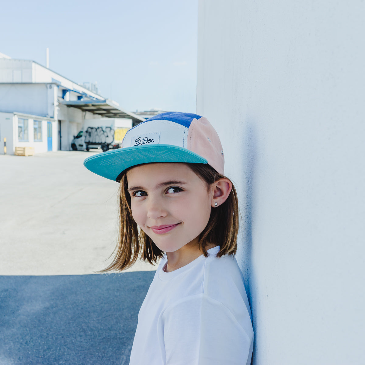 Kind trägt Lil Boo Kinder Cap Block Peach aus Bio Baumwolle Sommer Cap Kinderladen Winterthur
