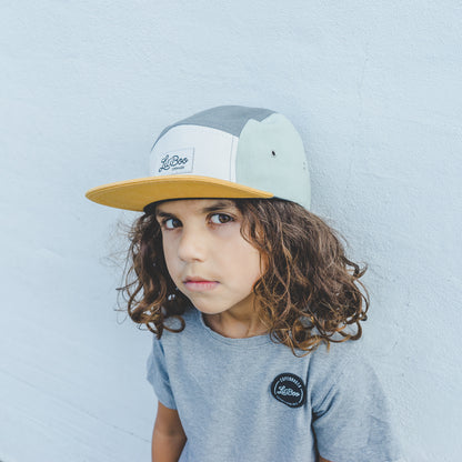 Kind trägt Lil Boo Kinder Cap Block Honey Gold Sommer Cap aus Bio Baumwolle