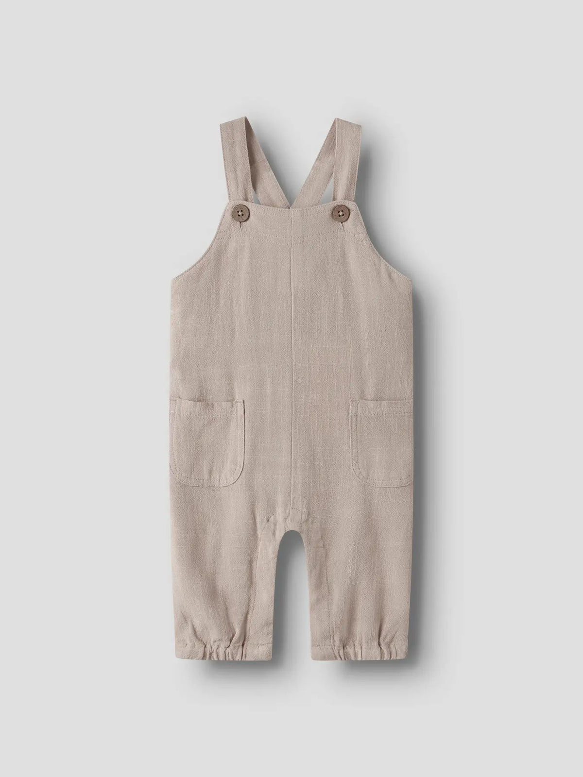 Baby Latzhose in Beige aus Viskose-Leinen Mischung von Lil’Atelier, erhältlich bei Bärechind in Winterthur, Zürich, Schweiz