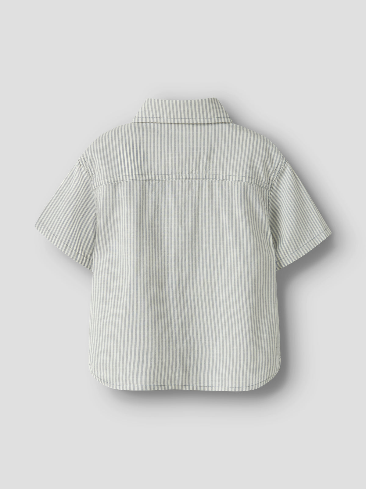 Beiges gestreiftes Kinderhemd von Lil’Atelier Rückansicht, erhältlich im Kinderladen Bärechind.
