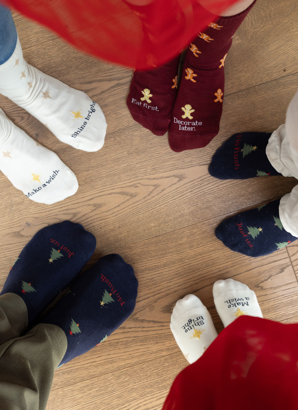 Drei weihnachtliche Sockenmotive der MDMD Christmas Collection im Kreis angeordnet