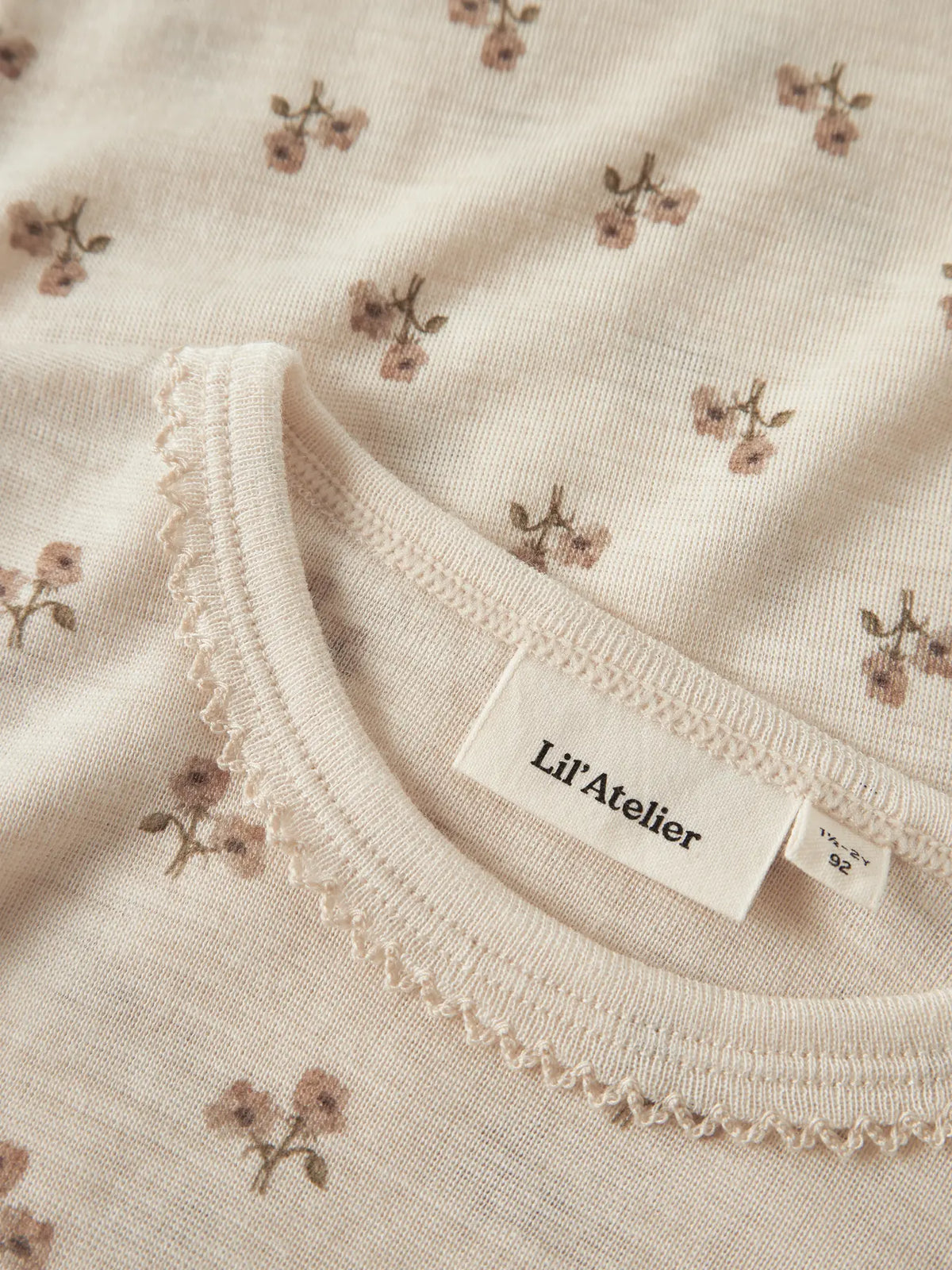 Detailansicht des Langarmshirts mit Blumenprint, Turtledove