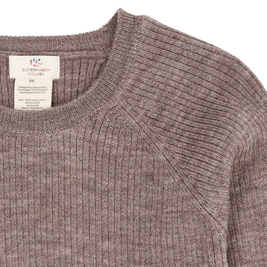 Detailansicht des Kragens einer natur melierten Merino Rib Strickpullover von Copenhagen Colors, erhältlich im Bärechind in Winterthur, Zürich Schweiz