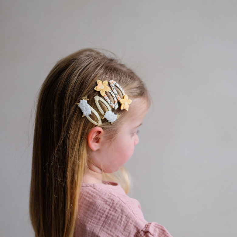 Kind trägt Mimi & Lula Lamm Haarspangen von Bärechind Winterthur Zürich Schweiz