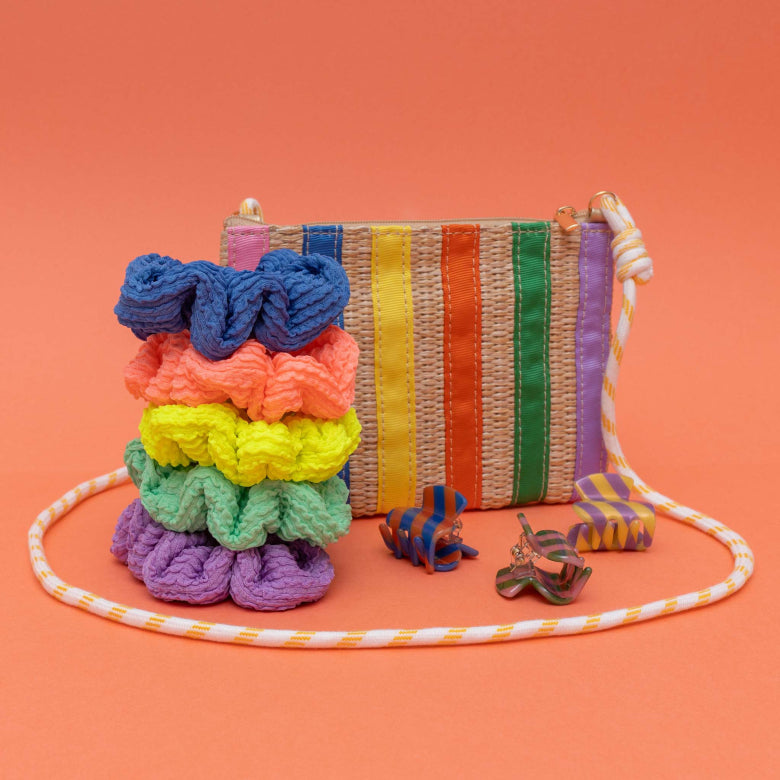 Mimi & Lula Bast Umhängetasche mit bunten Regenbogenstreifen bei Bärechind Winterthur Zürich Schweiz.