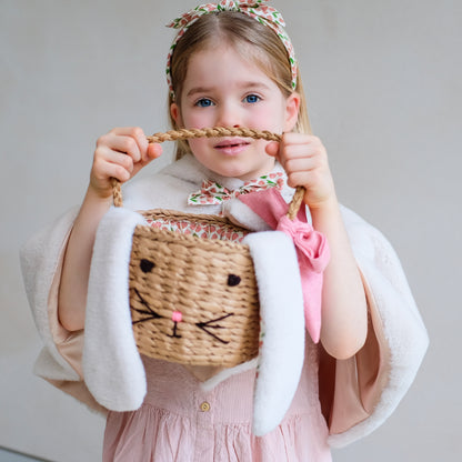 Kind hält Mimi&Lula Osterkorb Hase aus Bast mit Plüschohren, erhältlich bei Bärechind in Winterthur, Zürich, Schweiz.