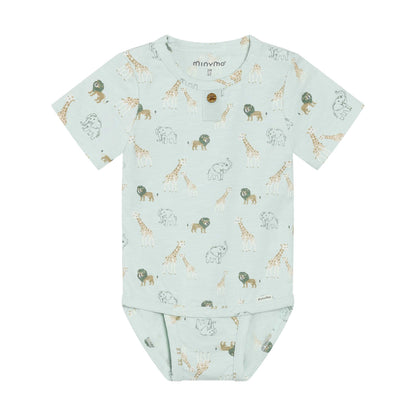 Mintfarbener MINYMO Baby Body aus Bio-Baumwolle mit Safari-Muster, erhältlich bei Bärechind in Winterthur, Zürich, Schweiz