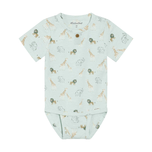 Mintfarbener MINYMO Baby Body aus Bio-Baumwolle mit Safari-Muster, erhältlich bei Bärechind in Winterthur, Zürich, Schweiz